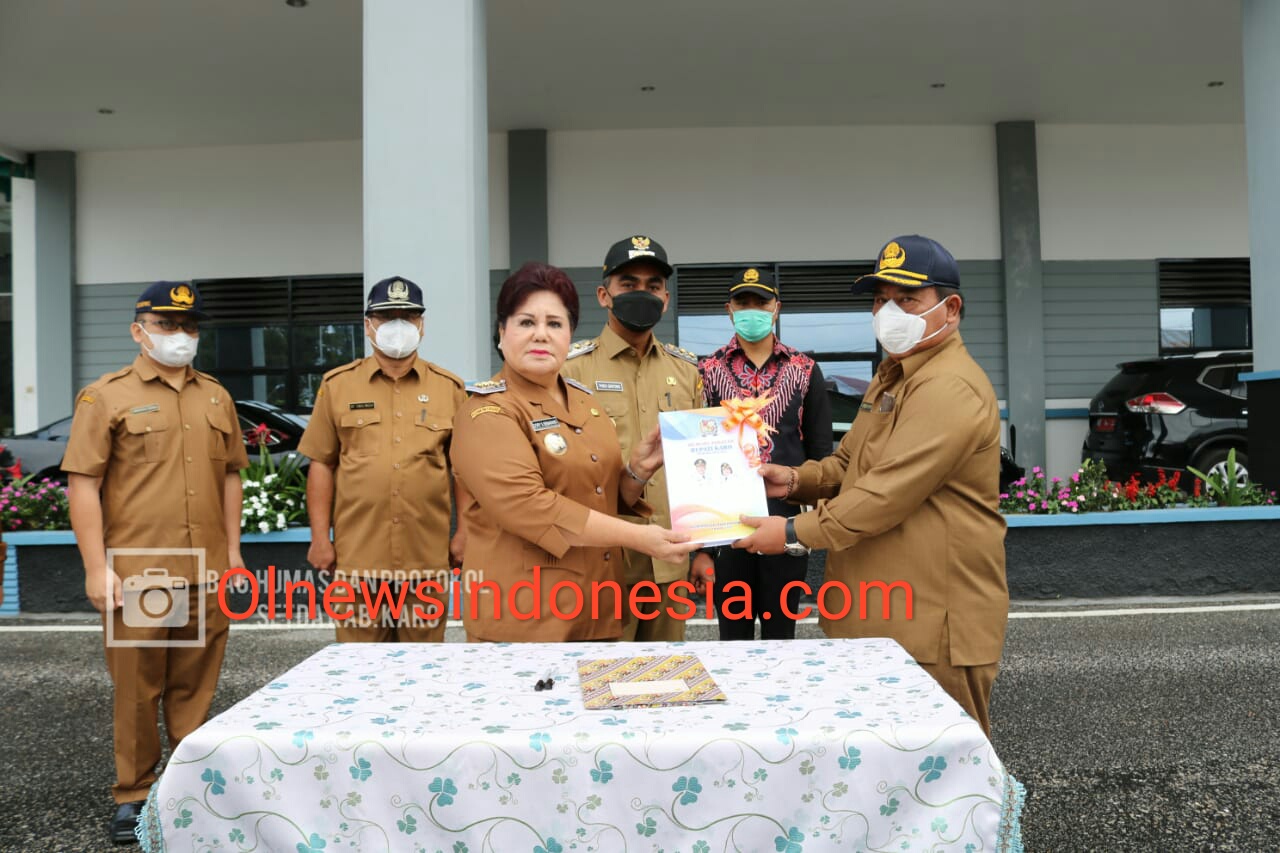 Ket foto : Bupati Karo Cory Sriwaty Sebayang saat serah terima memori Jabatan dari Plh Bupati Karo Drs Kamperas Terkelin Purba di halaman Kantor Bupati Karo, Selasa (27/04) 2021 (Ist)