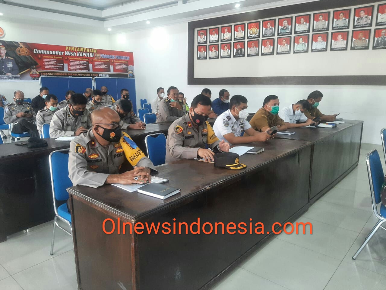 Ket foto : tampak Waka Polres Tanah Karo Kompol Aron TTM Siahaan dan peserta lainnya serius mengikuti zoom meeting giat Polres Tanah Karo di aula Pur Pur Sage Mapolres Selasa (27/04) 2021 ( Ist)