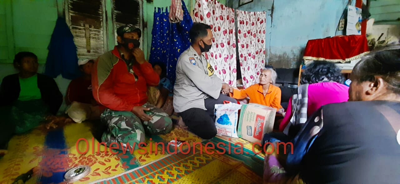 Ket foto: Pihak Polsek Tigapanah saat mengunjungi dan memberikan bantuan Sembako kepada keluarga Korban kebakaran di Desa Sugihen Kecamatan Dolatrayat Kabupaten Karo, Jum'at (30/04)2021 ( Ist)