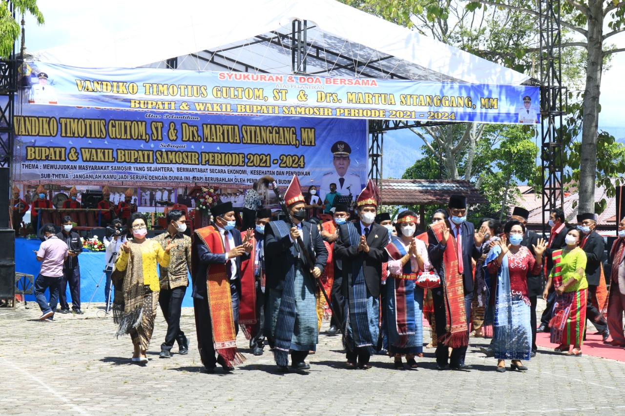 Foto : Bupati Samosir, Vandiko Timotius Gultom (pegang tongkat Panaluan), bersama Wakil Bupati Samosir, Mertua Sitanggang disela gelaran syukuran di Halaman Kantor Bupati Samosir, Jum'at, 30 April 2021