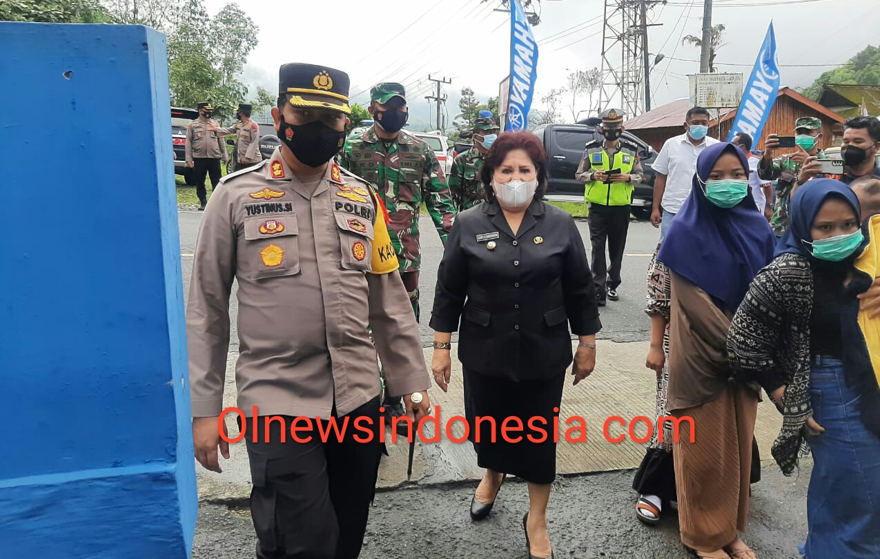 Ket foto : Bupati Karo, Kapolres Bersama Dandim saat memeriksa kondisi dan kesiapan personil dalam melaksanakan Ops Yustisi di area Pos Pam Doulu Berastagi Kabupaten Karo,Rabu (05/05) 2021 (Ist)