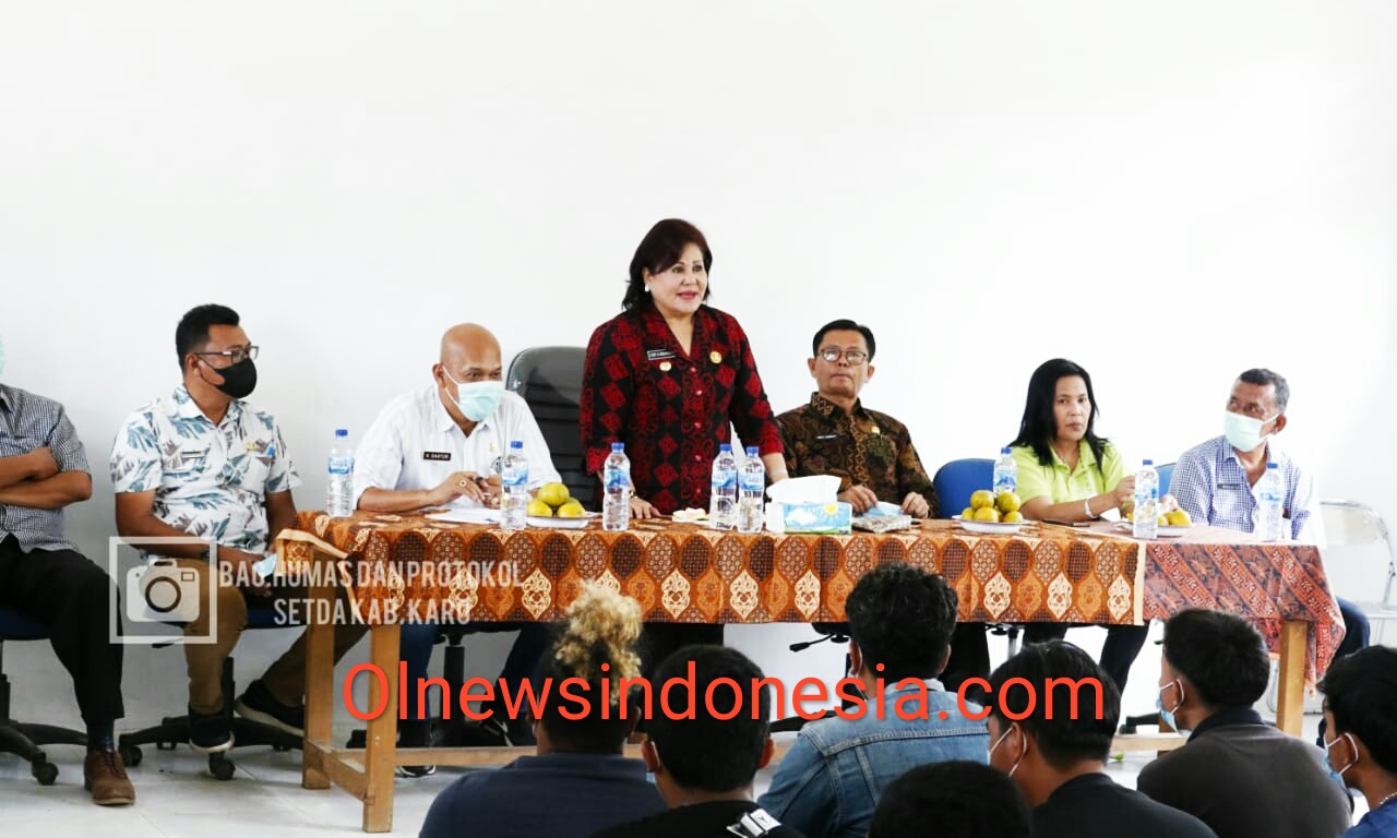 Ket Foto : Bupati Karo Cory Sriwaty Sebayang saat memberikan sambutan dalam acara kunjunganya ke SMP N 2Laubaleng Kecamatan Laubaleng Kabupaten Karo, Jum'at (07/05) 2021 (Ist)