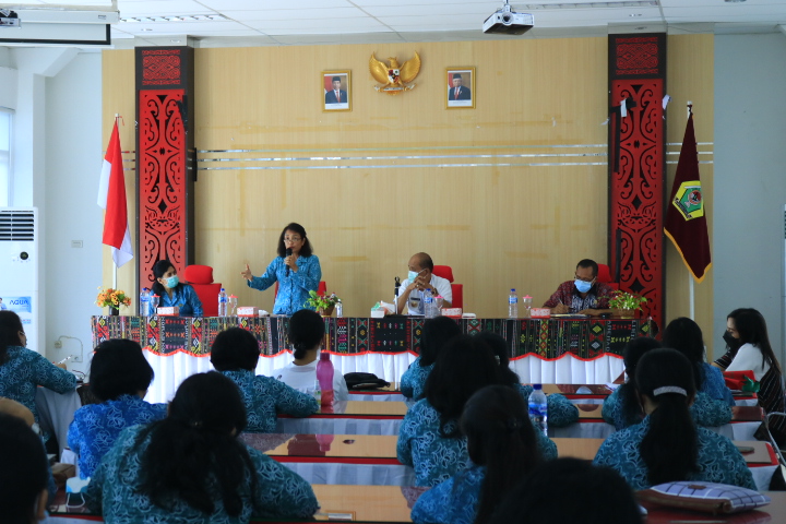 Foto : Ketua TP-PKK Ny. H. Rohana M Sitanggang menyampaikan kepada seluruh Anggota TP-PKK Kabupaten dan Kecamatan agar saling bersinergi untuk mewujudkan Visi/Misi Kabupaten Samosir sehingga bermanfaat bagi masyarakat Samosir.