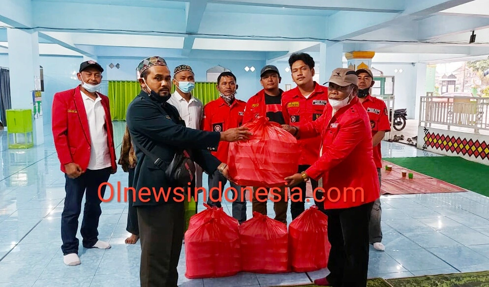 Ket foto : Pengurus DPC PBB Kabupaten Karo secara Simbolis memberikan Takjil di salah satu Masjid di Kota Kabanjahe,Sabtu (08/05) 2021 (Ist)