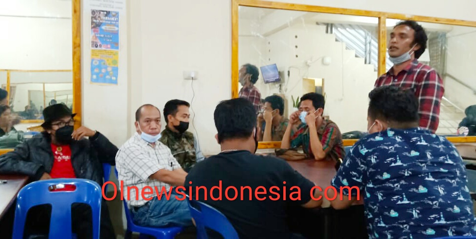 Ket foto : Tim Relawan Bob Andika Mamana Sitepu SH,Nanang S,sos saat berikan sambutan dihadapan Insan Pers di Warkop Prima Kabanjahe Kabupaten Karo,Selasa (11/05) 2021 (Ist)