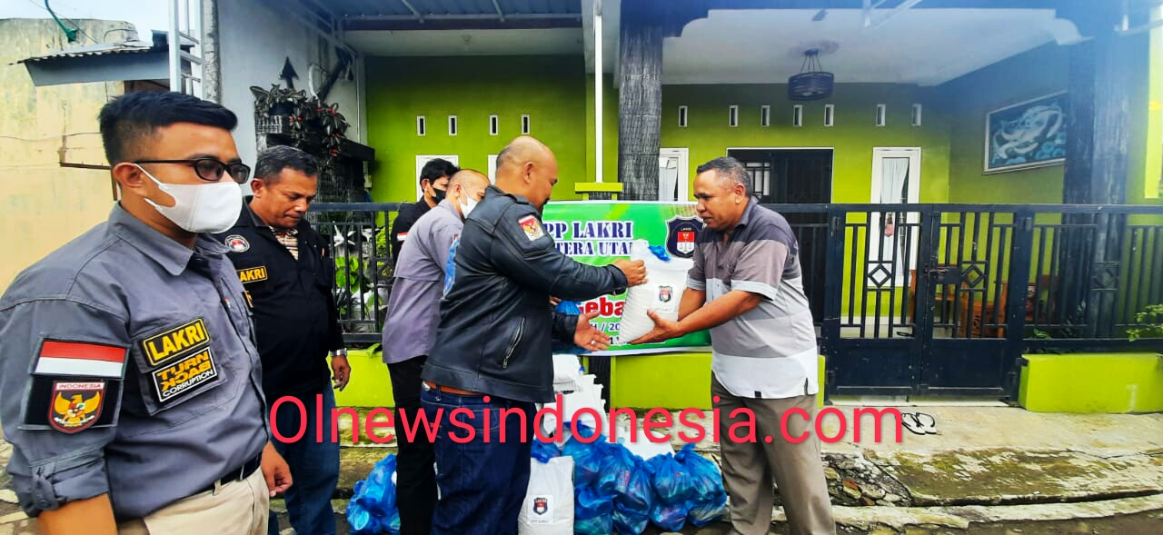 Ket foto : Pengurus LAKRI Sumut saat memberikan secara Simbolis Paket Lebaran kepada salah satu Warga (Ist)