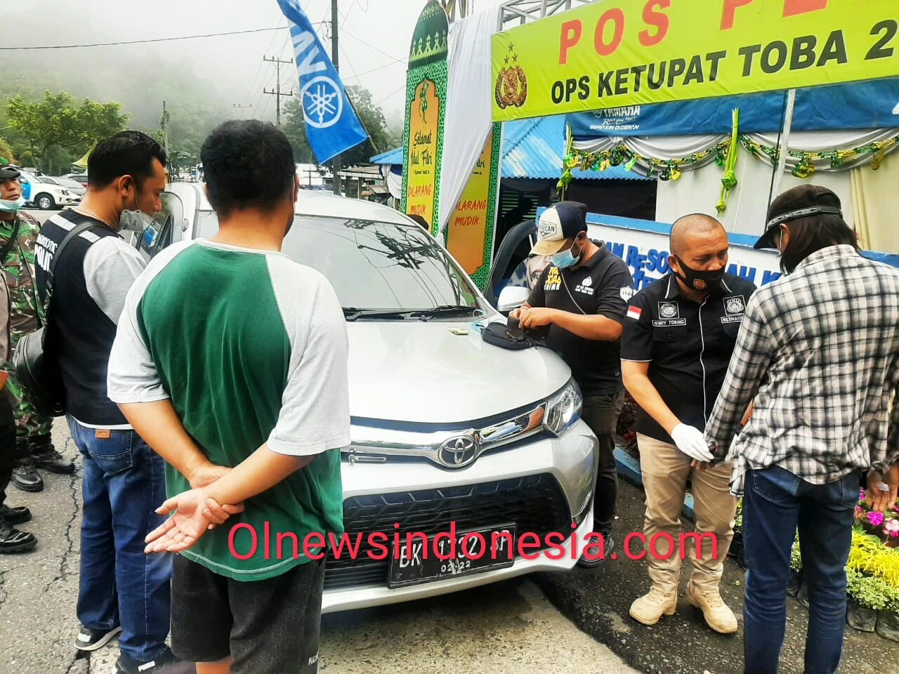 Ket foto : Tampak Kasat Narkoba Polres Tanah Karo saat periksa Awak Angkutan Darat di Pos  Pam I Doulu Berastagi,Rabu (12/05) 2021 (Ist)