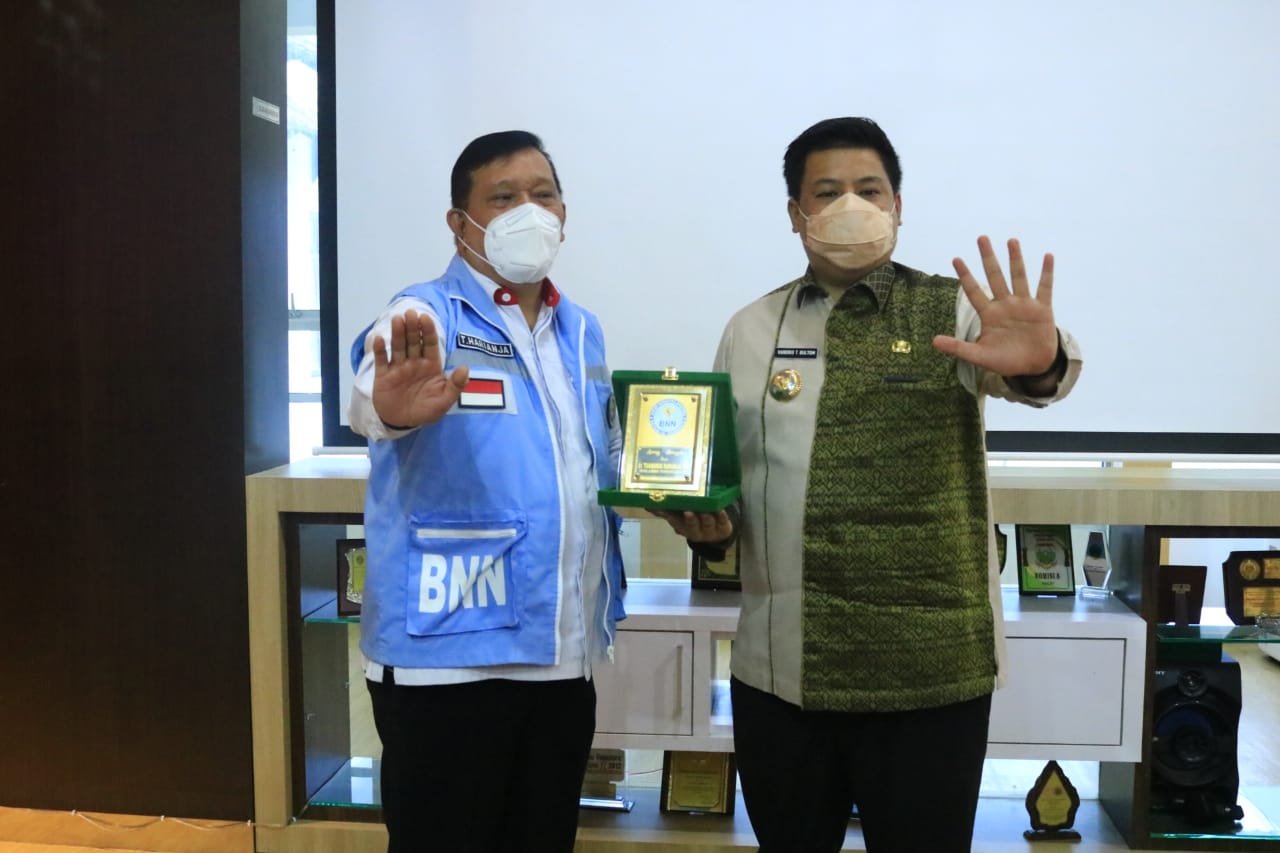 Foto : Bupati Samosir Vandiko Timotius Gultom menerima audiensi Badan Narkotika Nasional (BNN) Kota Pematang Siantar, Tuangkus Harianja, di ruang lobi kantor bupati Samosir, Jumat (21/5/2021).