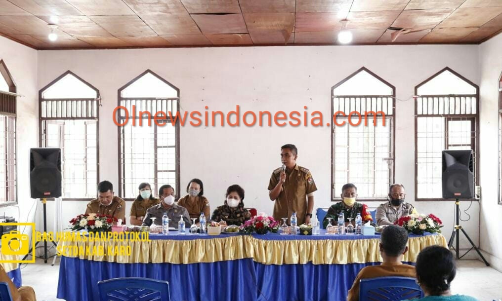 Ket Foto : Tampak Wakil Bupati Karo Theopilus Ginting saat memberikan pengarahan ke para Lurah Dan Kepling di Aula Kantor Camat Kabanjahe (Ist)