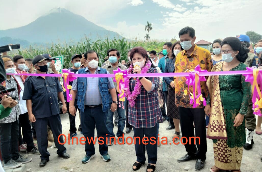 Ket foto : Bupati Karo Cory Sriwaty Sebayang saat lalukan pemotongan pita tanda diresmikan nya dalam pembukaan Kolam Renang di Desa Tiganderket Kabupaten Karo,Rabu (26/05) 2021 (Ist)