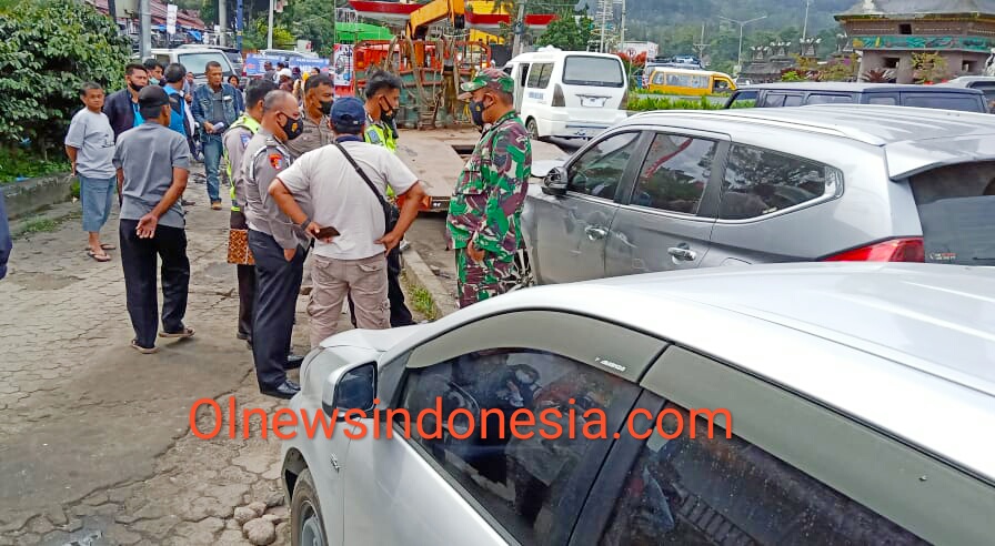 Ket foto : Tampak petugas saat mengamankan lokasi kejadian dalam Tambrakan beruntun di sekitar Tugu Perjuangan Berastagi,Kamis,(27/05) 2021 (Ist)