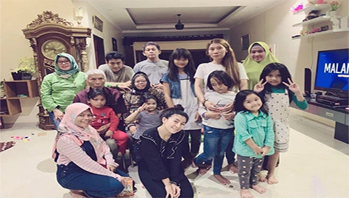 Almarhum Benny Nelwan (Kiri Baju Merah) Bersama Istri, Anak dan Cucu