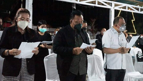 Tampak Bupati Didampingi Wakil Bupati Hadiri Ibadah Penghiburan Pada Sabtu Malam Dirumah Duka