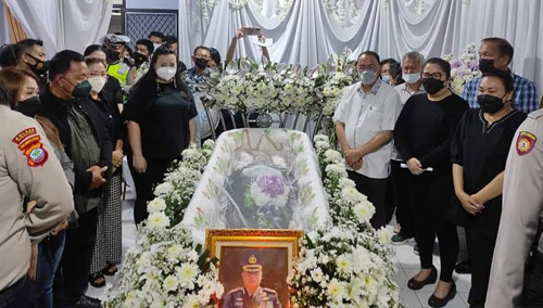 Bupati Dan Wakil Bupati Foto Bersama Keluarga Yang Berduka, Didampingi Forkopimda, FKUB Dan Jajaran Pemkab Minahasa