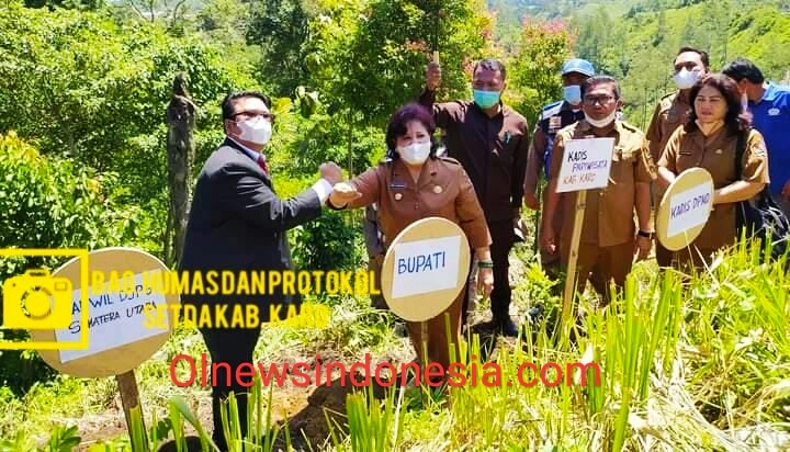 Ket foto : Tampak Bupati Karo Cory Sriwaty Br Sebayang bersama Dirjen Perbendaharaan Kantor Wilayah Pemprovsu menanam Pohon di Desa Raya,Senin (07/06.2021) (Ist)