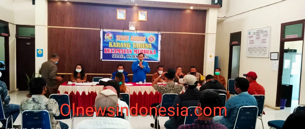 Ket foto : Ketua Karang Taruna Kabupaten Karo,Hendra Michon Purba saat memberikan sambutannya dalam temu Karya Karang Taruna Kecamatan,di Aula Kantor Camat Mereka jalan Pendidikan Desa Jaranguda Kabupaten Karo,Selasa (08/06.2021) Foto : Ist