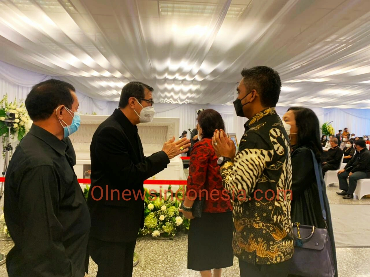 Ket foto : Bupati dan wakil Bupati Karo serta Kadis Kesehatan Karo saat memberikan salam kepada Menkumham RI Yasonna Laloy dan sekaligus beri penghormatan terakhir kepada Almarhum  Ibu E.Ketaren di Rumah Duka Jakarta Pusat, Sabtu (12/06.2021) _ (Foto : Ist)
