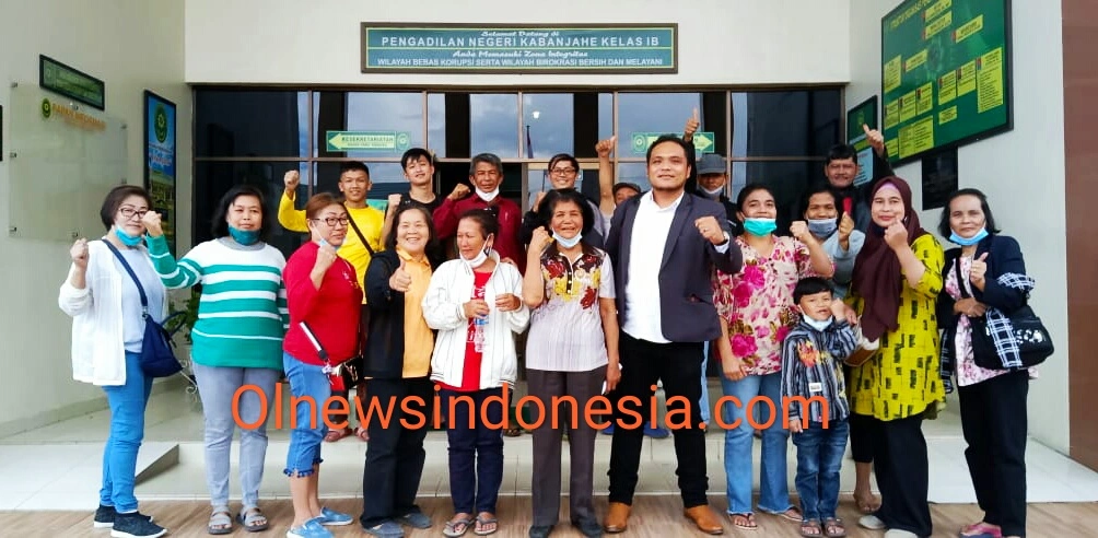 Ket foto : Warga Gang Asam bersama Kuasa Hukum nya sesaat setelah usainya mendaftarkan Kontra Memory Banding ke Pengadilan Negeri Kabanjahe,Senin (14.06.2021) (Ket foto_ Ist)