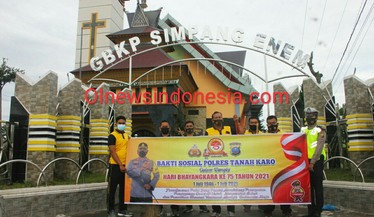 Ket foto : Personil Polres Tanah Karo Dan Personil TNI bersama bergotong royong di sebuah Gereja di Kabanjahe, Jum'at (18/06.2021) (Ist)