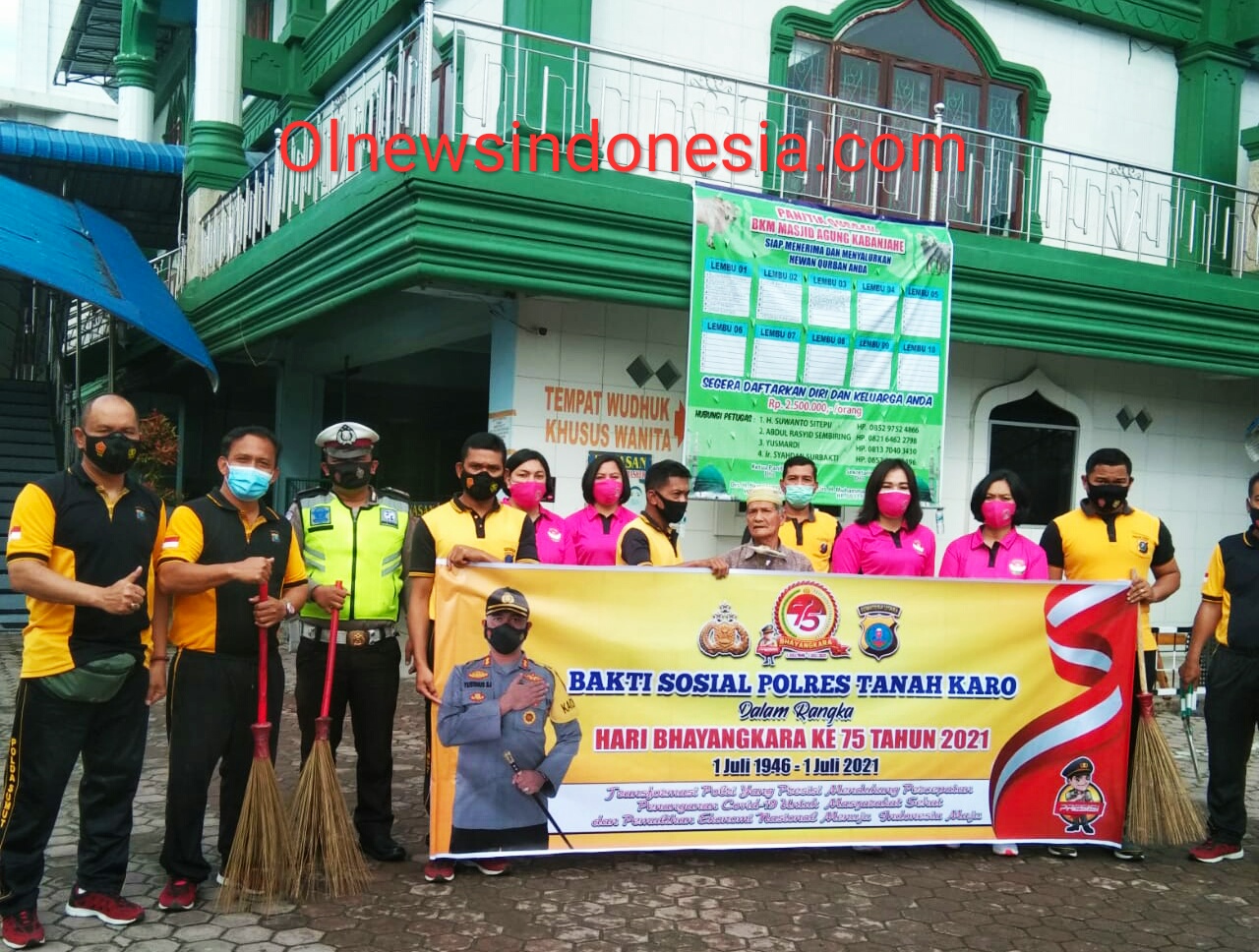 Ket foto : Personil Polres Tanah Karo Dan Personil TNI bersama bergotong royong di sebuah sebuah Masjid di Kota Kabanjahe, Jum'at (18/06.2021) (Ist)