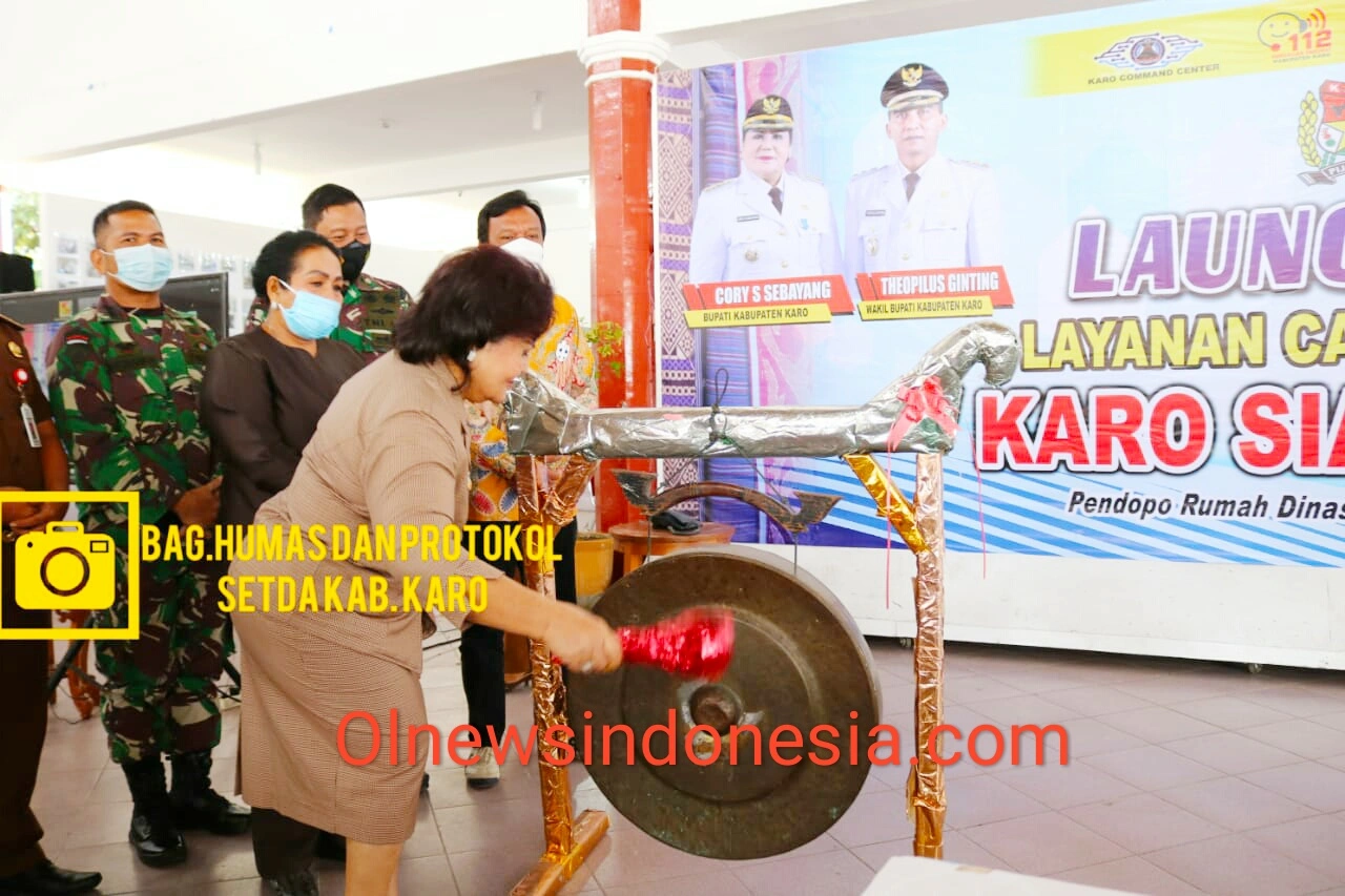 Ket foto : Bupati Karo Cory Sriwaty Sebayang pukul gong tanda resmi nya "KARO SIAGA 112" di Lounching di Aula Pemkab Karo, Kabanjahe,Senin (21.06.2021) (Ist)