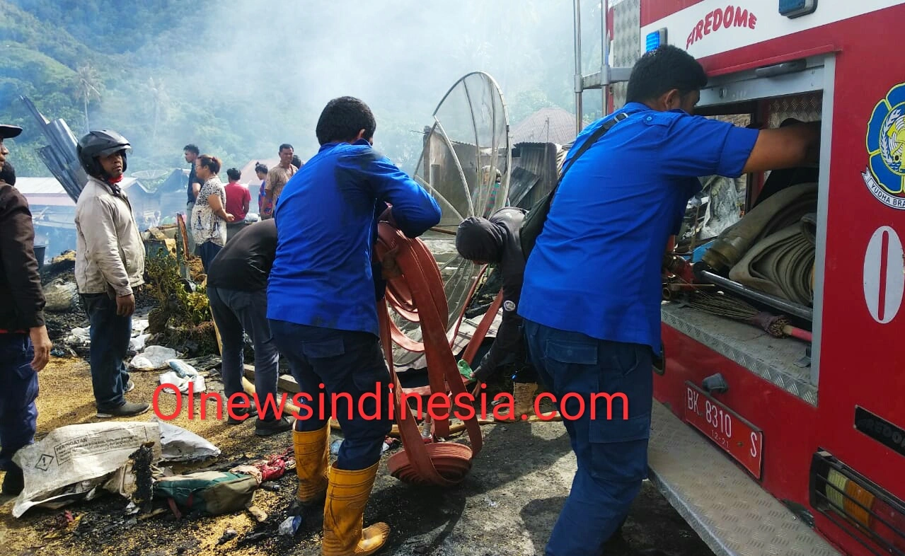 Ket foto : Tampak Pihak Damkar Pemkab Karo saat melakukan pemadaman Api dalam kebakaran di Desa Ujung Deleng Kecamatan Kutabuluh Kab.Karo,Rabu (23.06.21) (Ist).