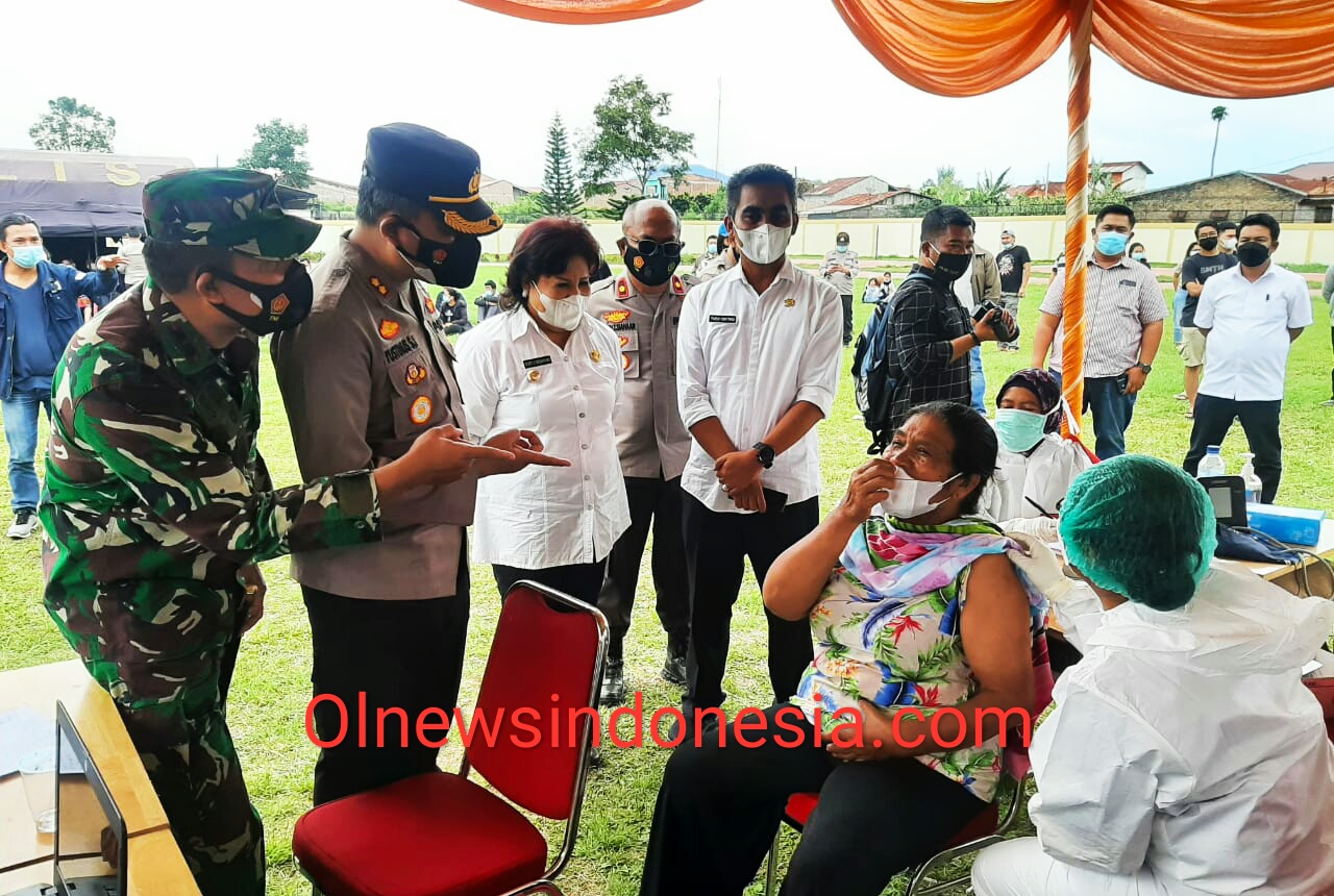 Ket foto : ,Kapolres,Dandim 0205/TK,Bupati Karo, Wakil Bupati Karo saat lalukan peninjauan vaksinasi di lapangan Bola Samura Kabanjahe, Rabu (23.06.2021) (Ist)