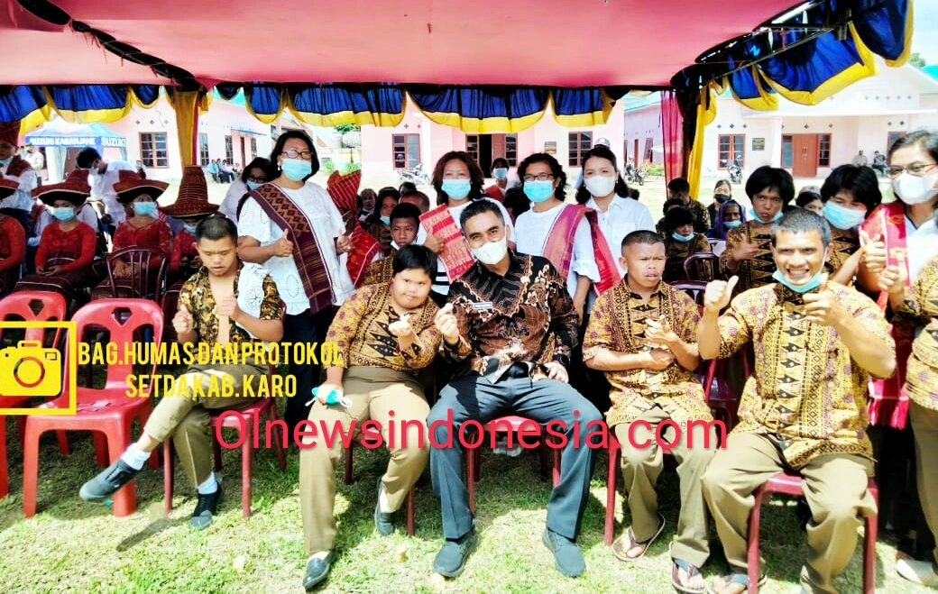 Ket foto : Wakil Bupati Karo Theopilus Ginting berfose bersama Anak Anak Disabilitas Alpha Omega di Desa Lingga Kecamatan Simpang Empat Kab.Karo,Kamis (24/06.2021) (Ist)