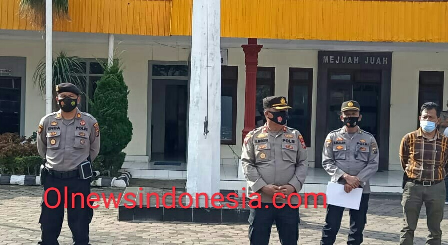 Ket foto : Kabag Ops Polres Tanah Karo Kompol D.Munthe Didampingi Kasat Shabara AKP Enda Tarigan Dan Kasat Intelkam Iptu Narno saat menerima aksi Damai SJTK di Mapolres Karo,Kamis (24/06)2021) (Ist)