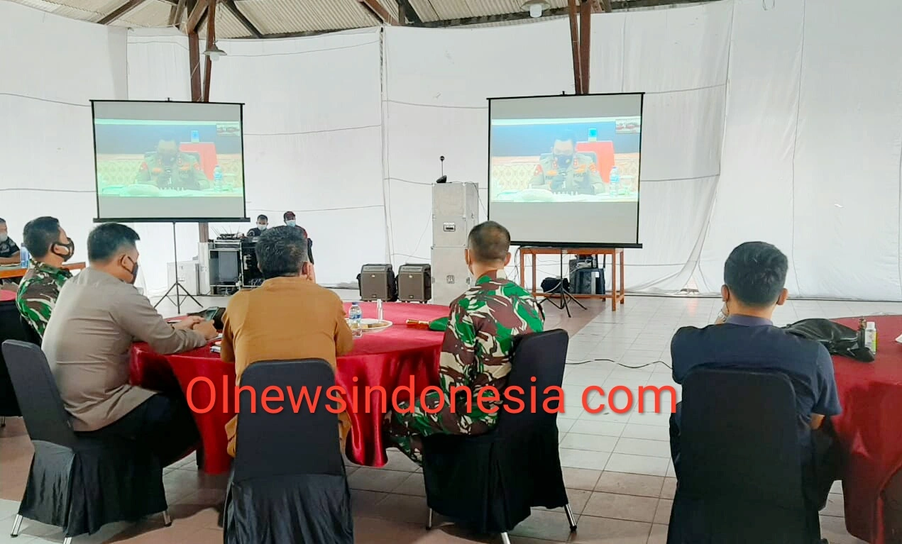 Ket foto : Wakil Bupati Karo, Kapolres,Dandim,serta Danyonif 125 saat mengikuti zoom meeting bersama Kapoldasu Irjen Pol Drs.RZ.Panca Putra,S,MSi di Desa Batu Karang Kecamatan Payung Karo,Selasa(29.06. 2021) (Ist)