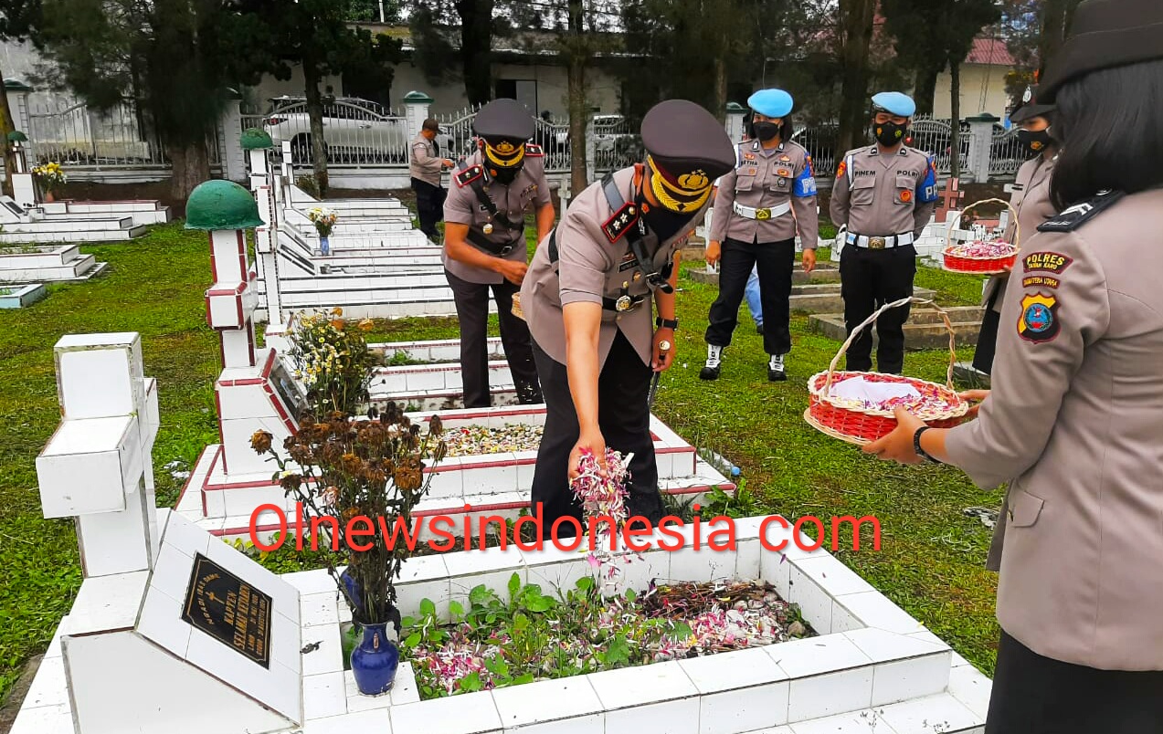 Ket Foto : Kapolres Tanah Karo saat lakukan penaburan Bunga di salah satu Makam Pejuang di Makam Pahlawan Kabanjahe,Selasa (29.06.2021) (Ist)