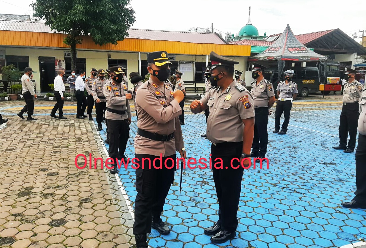 Ket foto : Kapolres,dan Waka Polres tampak memberi ucapan selamat dan salam kepada para personil nya yang telah naik pangkat satu tingkat di halaman Mapolres Karo, Jum'at (02/07.2021) (Ist)