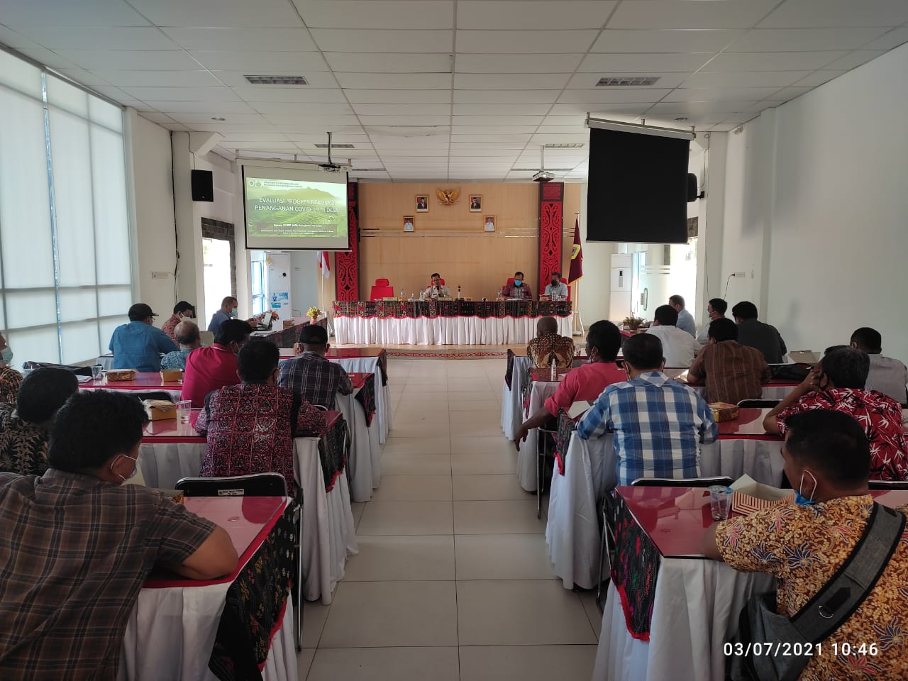 Foto : Sekda Samosir Gelar Rapat dan Diskusi Evaluasi Progres Relaisasi Penanganan Covid 19 , Sabtu (3/7/2021), di Aula Kantor Bupati