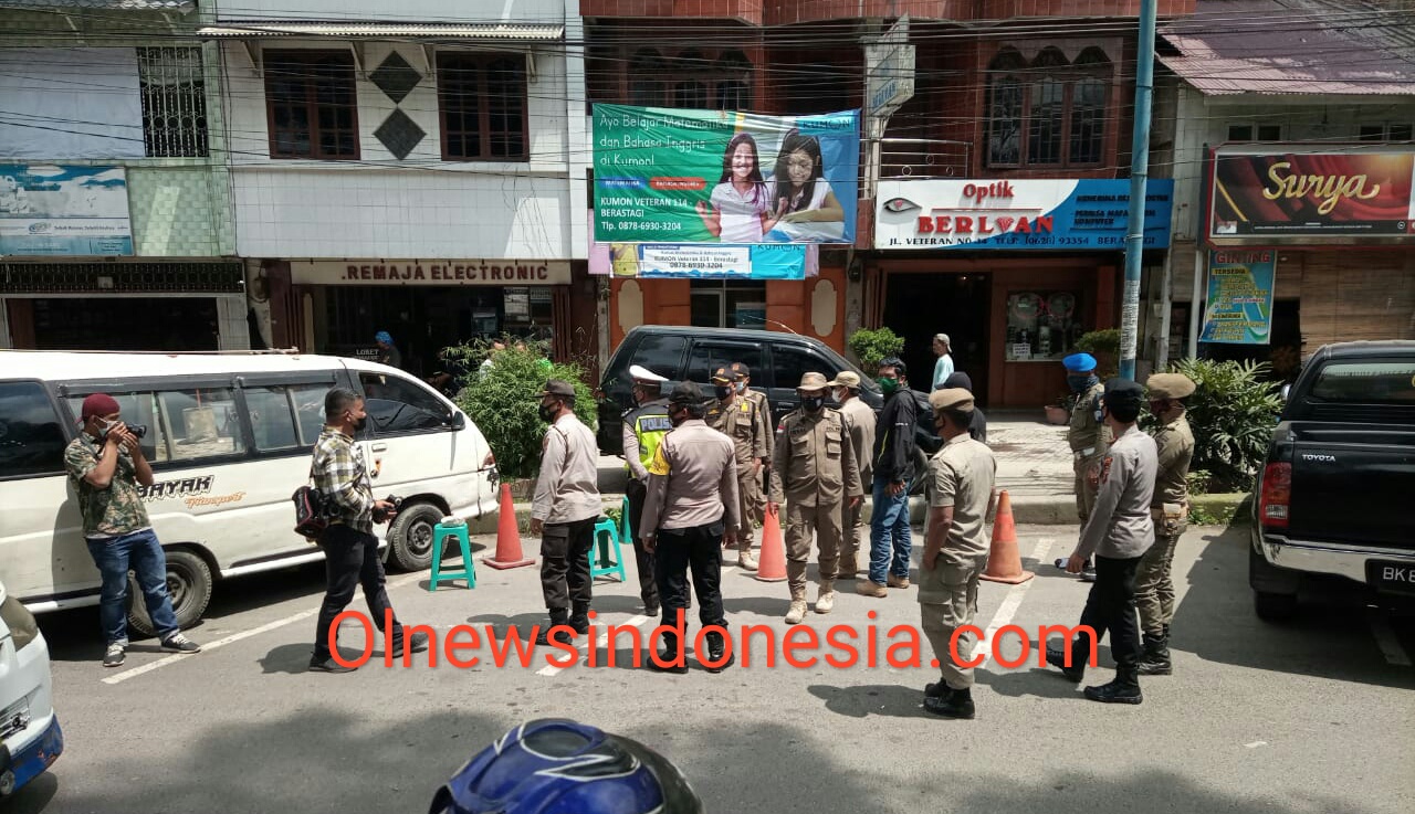 Ket foto : Tampak Personil Polres Tanah Karo bersama Dinas Perhubungan Dan Satpol-PP Kabupaten Karo melakukan penertiban di jalan Veteran Berastagi,Sabtu (03.07.2021) _ (Ist)