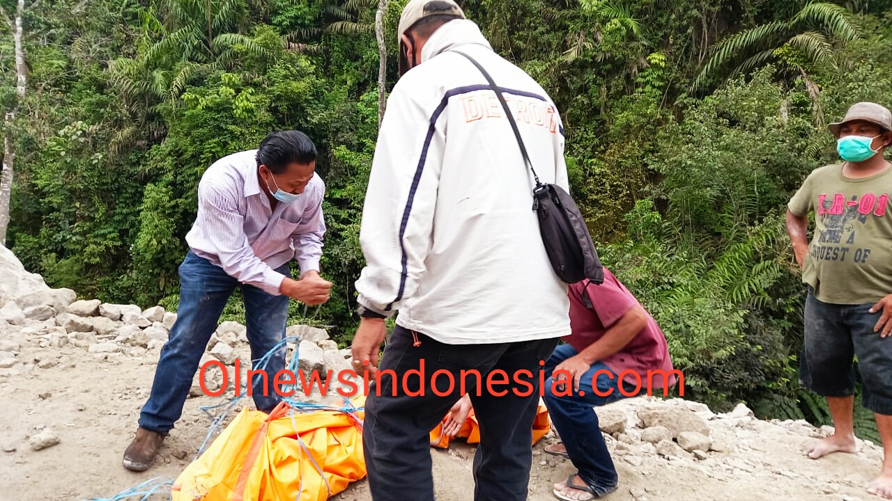 Ket foto : Mayat Mr X saat di evakuasi oleh Personil Polres Tanah Karo dari Bibir sungai Lau Biang Desa Kandibata Kecamatan Kabanjahe Kabupaten Karo, Selasa (06/07.2021) _ (Ist)
