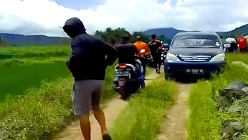 Suasana Evakuasi Jenazah Saat Pihak Kepolisian Dan Puskesmas Tiba Di Lokasi