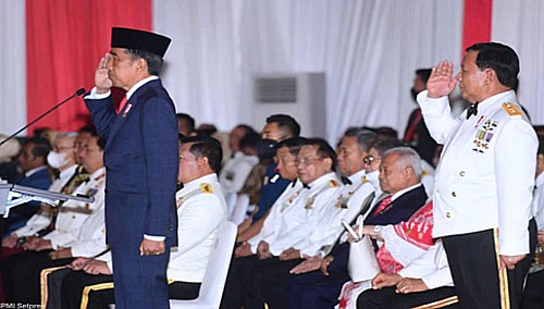 Menhan Prabowo Dampingi Presiden Jokowi Pimpin Upacara Parade Senja Hut